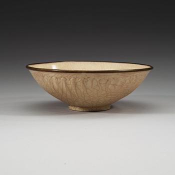 A Guan-type glazed bowl, Song dynasty (960-1279).