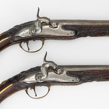Slaglåspistoler, ett par, ändrade från flintlås, 1700-tal.