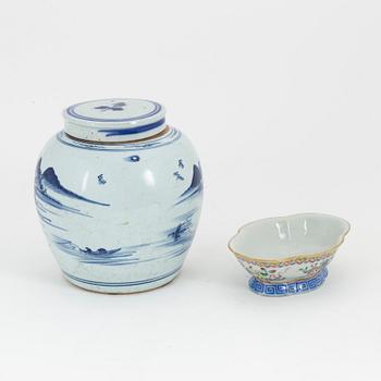 A blue and white jar with cover and a famille rose dish, 19th century China, Qing dynasty.