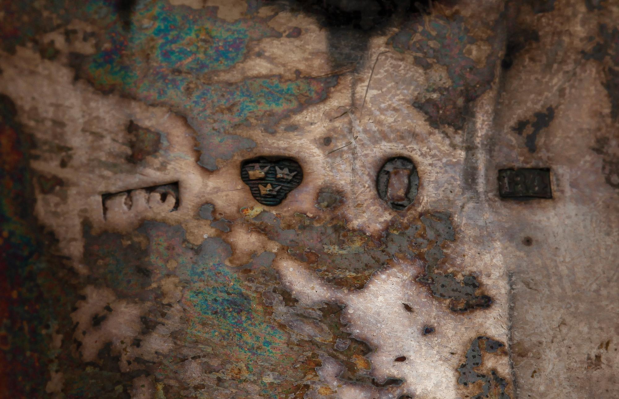 BRICKA samt GRÄDDKANNA, silver, rokokostil. GEWE Malmö 1949 resp otydl mästarstämpel Stockholm 1847. Tot ca 450 g.