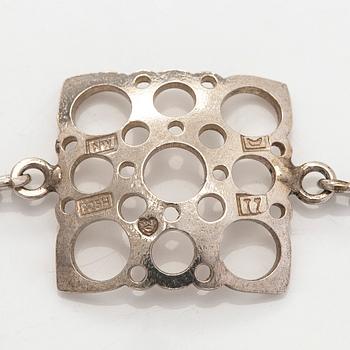 Liisa Vitali, kaulaketju ja rannekoru, "Leppäkerttu", sterling hopeaa, Westerback, Helsinki 1971 ja 1972.