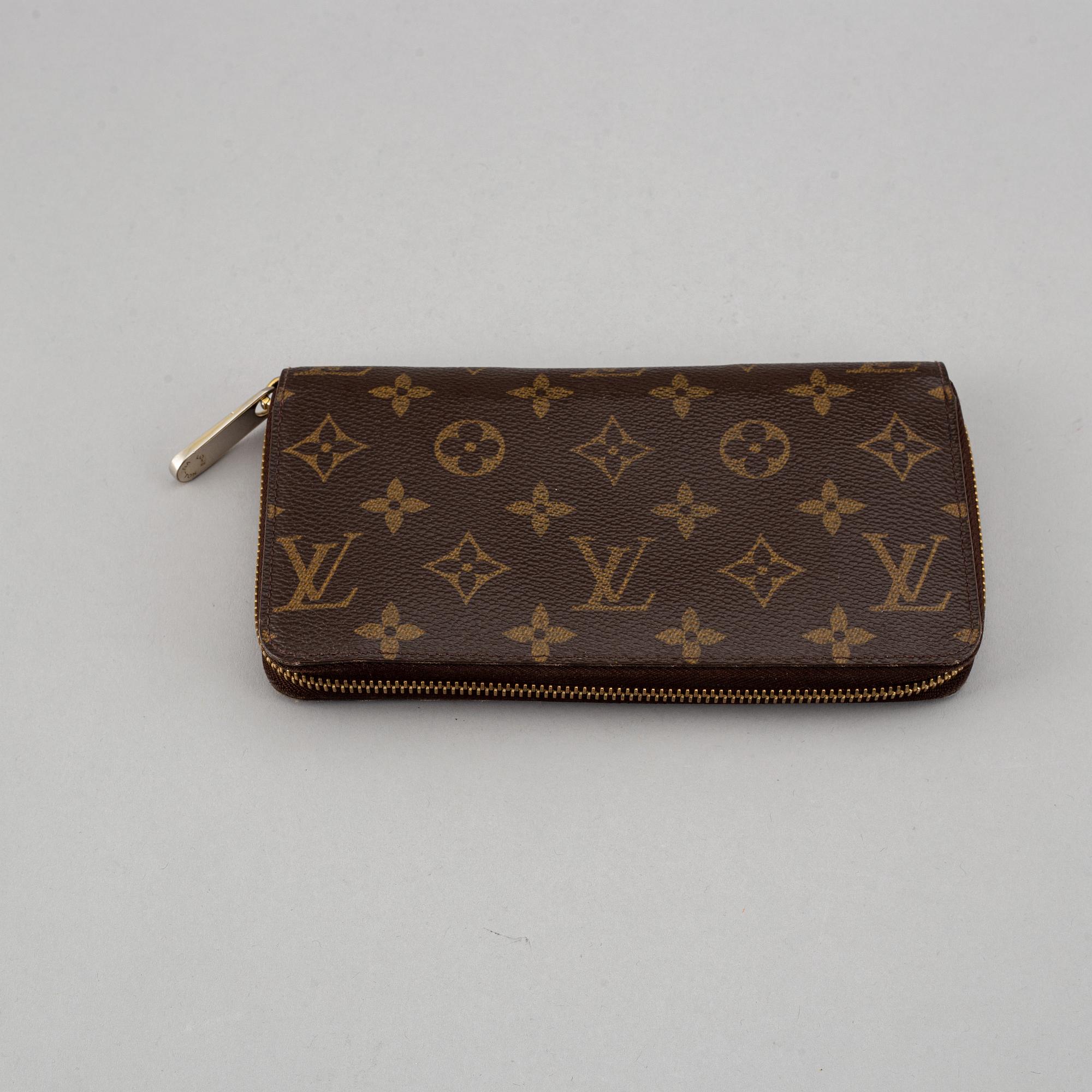 LOUIS VUITTON, a monogram canvas 'Zippy' wallet.