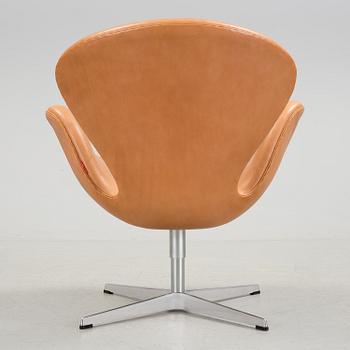 A "Swan" chair by Arne Jacobsen for Fritz Hansen, 2007.