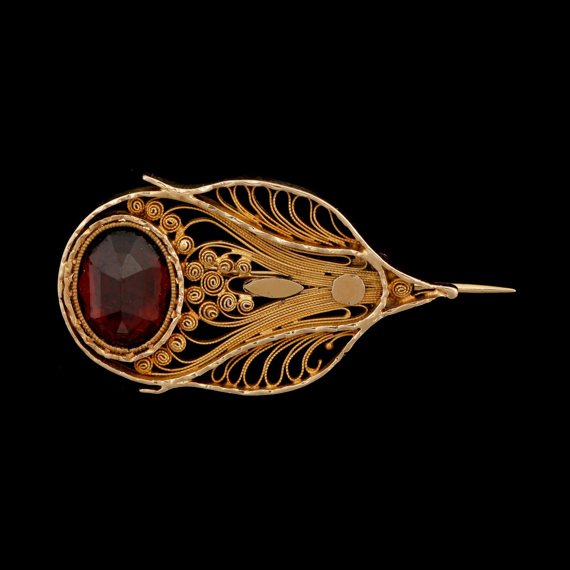 BROSCH, empire, 18 k guld med granat, Stockholm, 1811. Vikt 2 g.