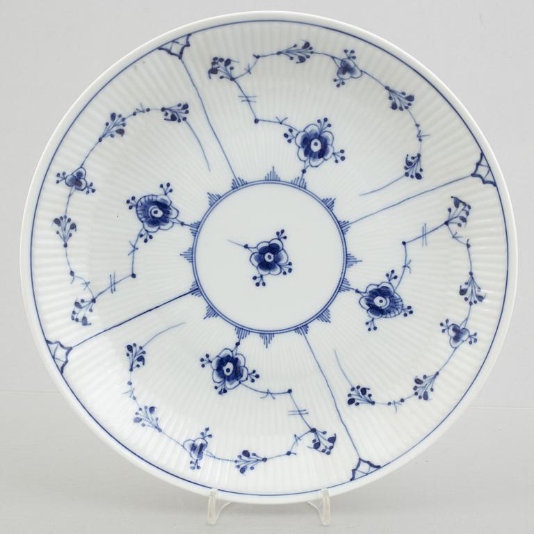 A group of six dishes, "Blue Fluted" / "Musselmalet", Royal Copenhagen, around 1800 and later.