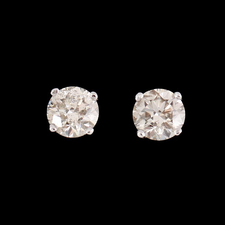 ÖRHÄNGEN, 1 par, 18 k vitguld, med briljanstlipade diamanter totalt 1.44 ct, avtagbar krans av diamanter totalt 0.45 ct.