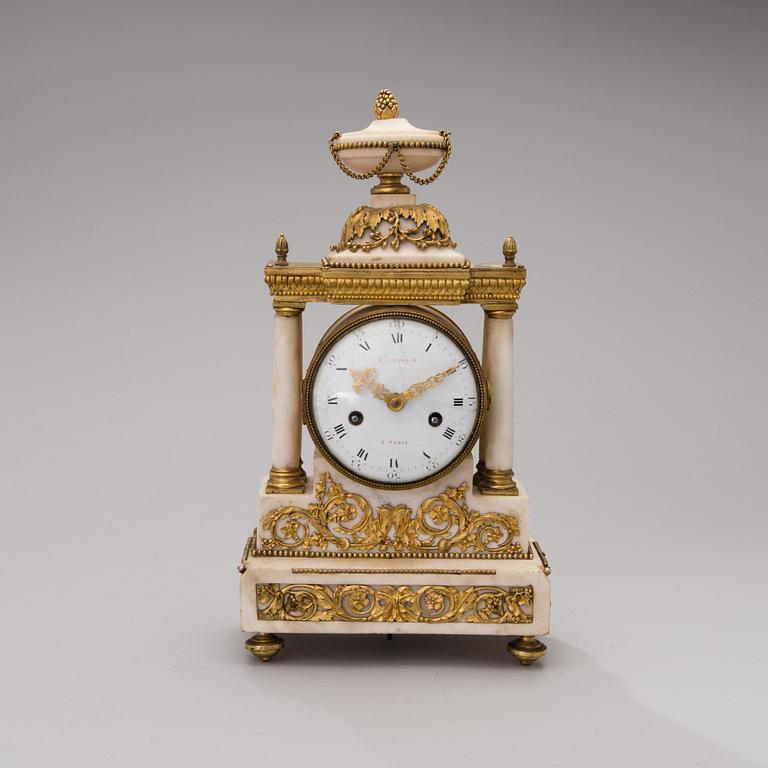 A FRENCH 18TH CENTURY TABLE CLOCK, signed Caron à Paris.