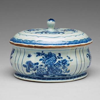 931. A blue and white tureen with cover, Qing dynasty, Qianlong (1736-95).