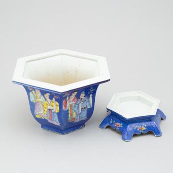 A 20TH CENTURY CHINESE PORCELAIN FLOWER POT AND STAND.