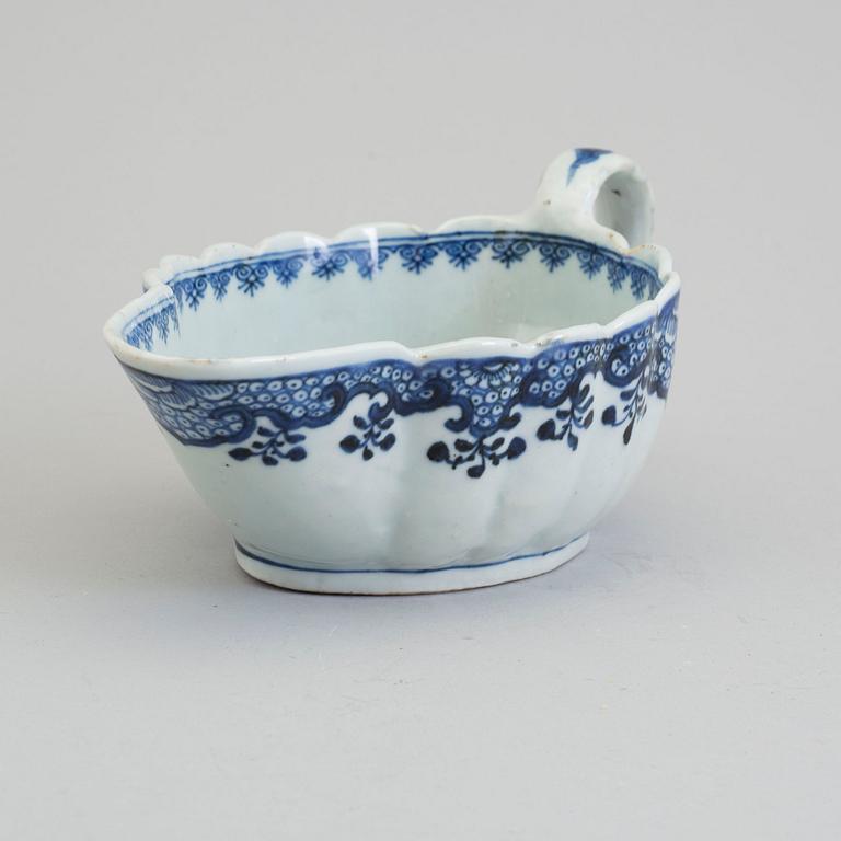 A blue and white export porcelain saucer, Qing dynasty, Qianlong (1736-95).