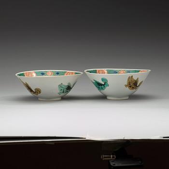 A pair of famille verte bowls, Qing dynasty, Kangxi (1662-1722), with Yongle four characters mark.