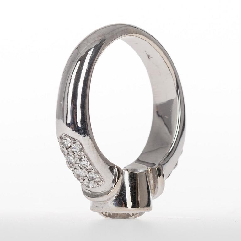 RING, vitguld 18K, briljantslipade diamanter. Mittstenen 1,21 ct, sidostenar tot. 0,30 ct. Vikt 9,9 g.