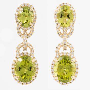 Earrings in 18K gold with peridot and brilliant-cut diamonds.