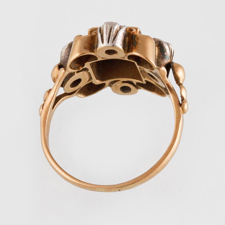 RING, 18K guld troligtvis med fasettslipade vita safirer samt blå topas, SJ &G, Göteborg. Vikt 4,7 gram.