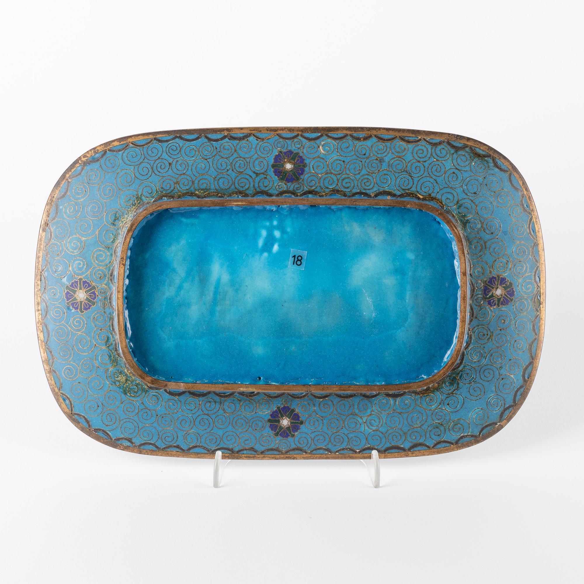 A Japanese cloisonné tray, Meiji period (1868-1912).