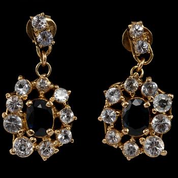 GARNITYR, 4 delar, 18k guld med fasettslipade stenar, sekelskifte 1900/2000-tal. Vikt 25 g.