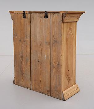 HÄNGSKÅP, allmoge, 1700-tal.