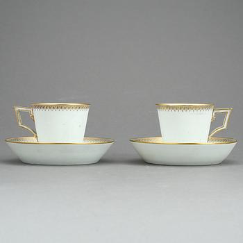 KOPPAR MED FAT, ett par, Meissen, tidigt 1800-tal.