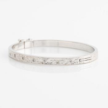 Bangle 14K gold with round brilliant-cut diamonds.