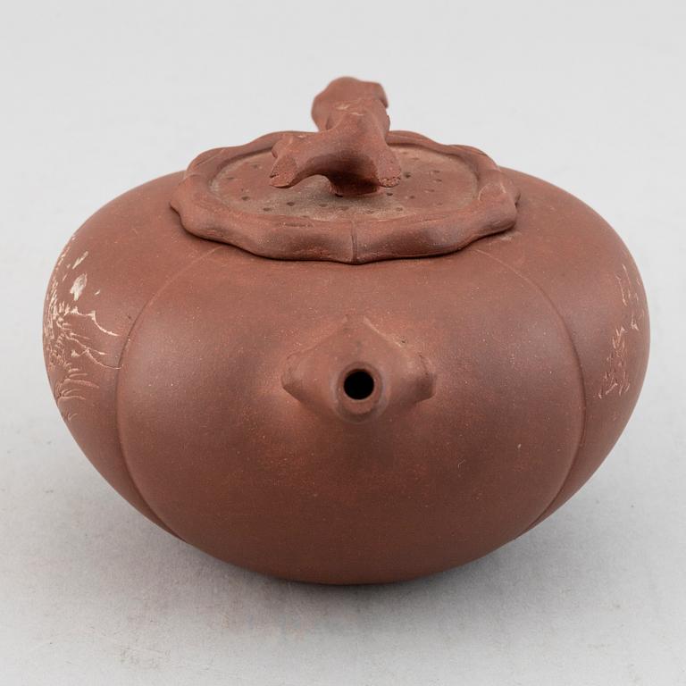 A Chinese yixing teapot with cover, 20th century.