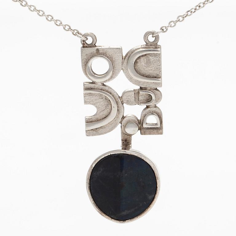 Jorma Laine, riipus, viistehiottu spektroliitti, hopea, Turun Hopea, Turku 1975.