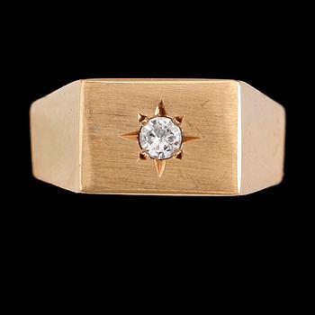 RING, 18 k guld och briljantslipad diamant. Vikt ca 9 g.