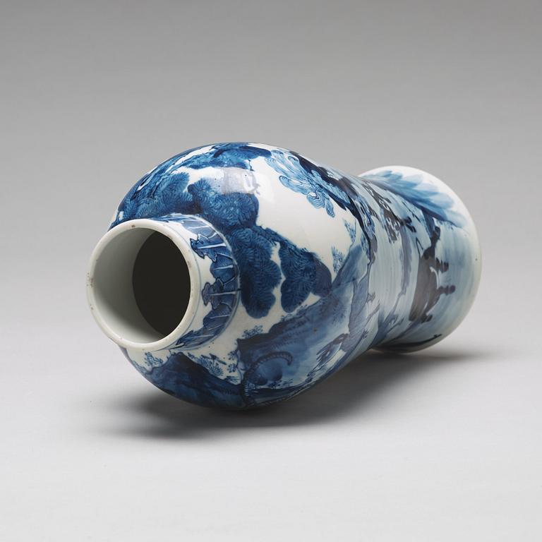 A blue and white vase, Qing dynasty, 19th Century.