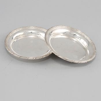 COASTERS, ett par, silver, Möllenborg, Stockholm, 1900. Vikt 500 g.