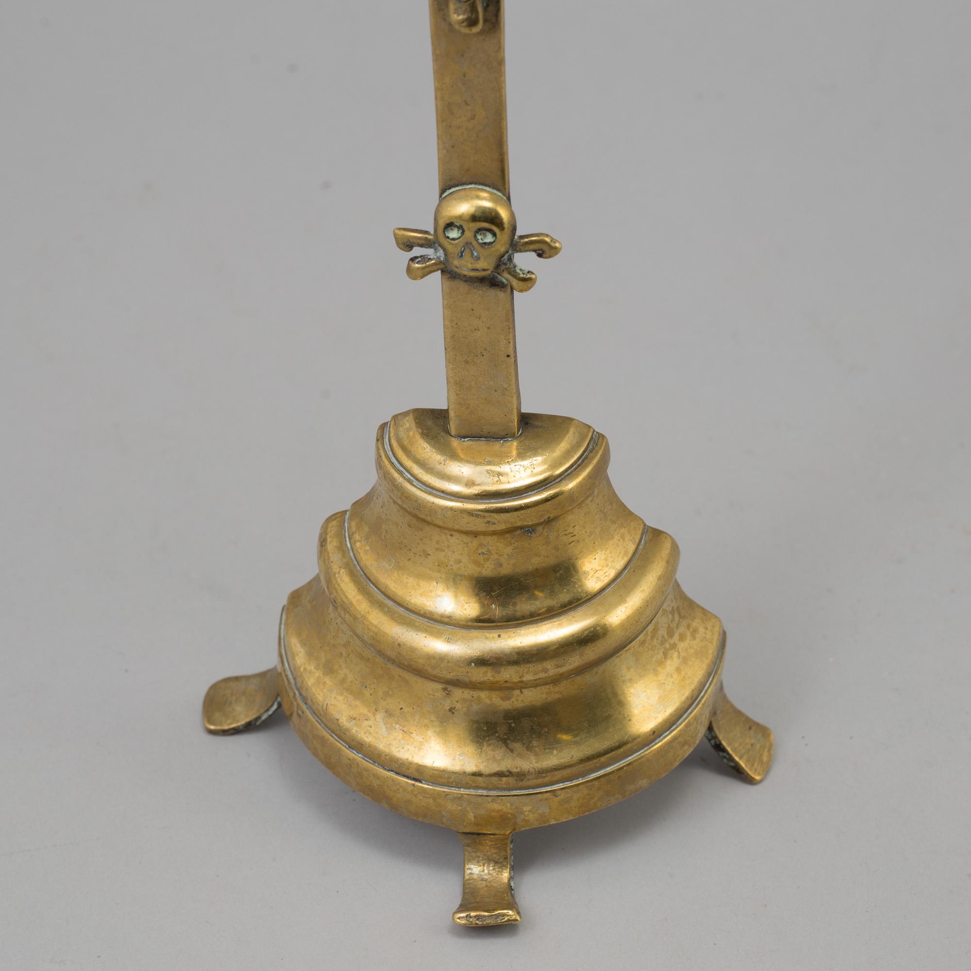 A 19TH CENTURY BRONZE CRUCIFIX.