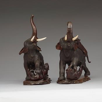 SKULPTURER, ett par, brons. Japan, sen Meiji (1868-1912).