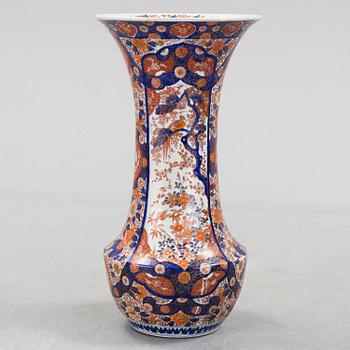 A JAPANESE IMARI PORCELAIN FLOOR VASE, ca 1900.