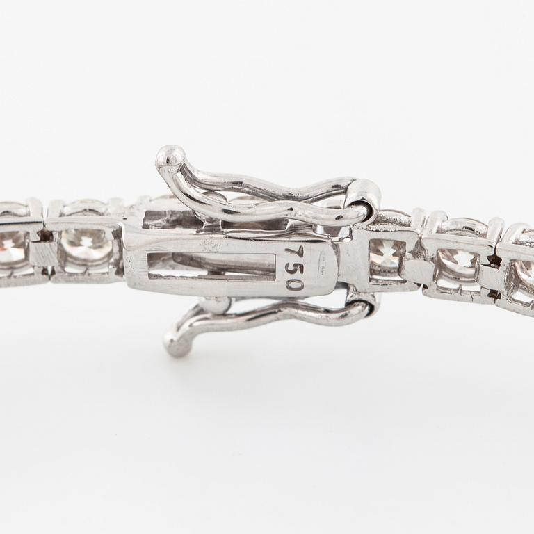 A brilliant cut diamond bracelet.