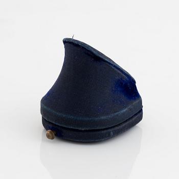 Ring 18K guld med en fasettslipad safir och runda briljantslipade diamanter.