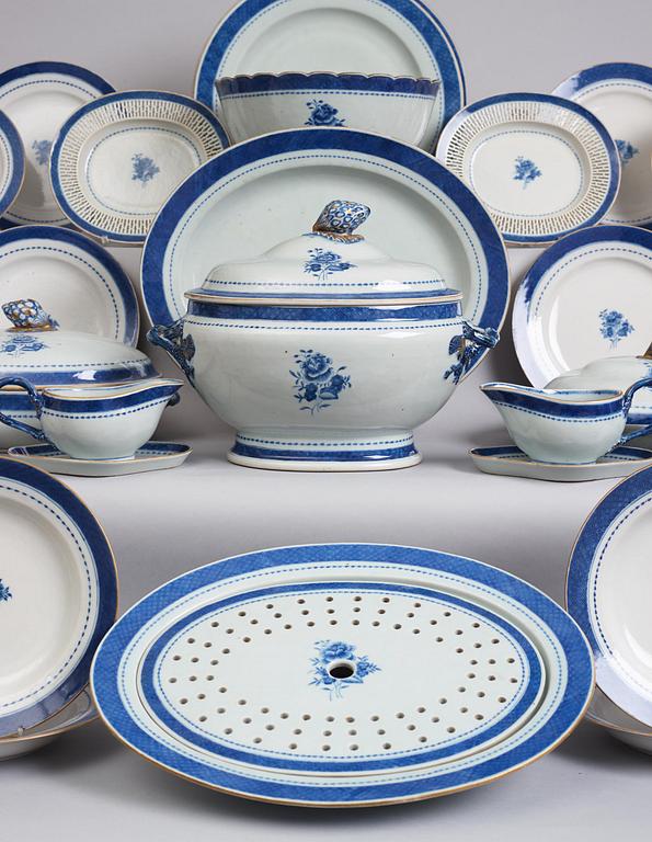 Servis, 56 delar, porslin. Qingdynastin, sent 1700-tal.