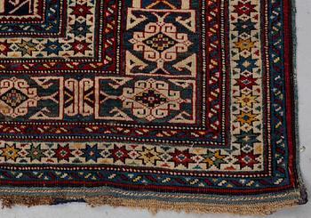 Matta, antik/semiantik Shirvan sannolikt, ca 178-180 x 125-129,5 cm (kortsidorna inklusive 2-2,5 cm "slätväv"),