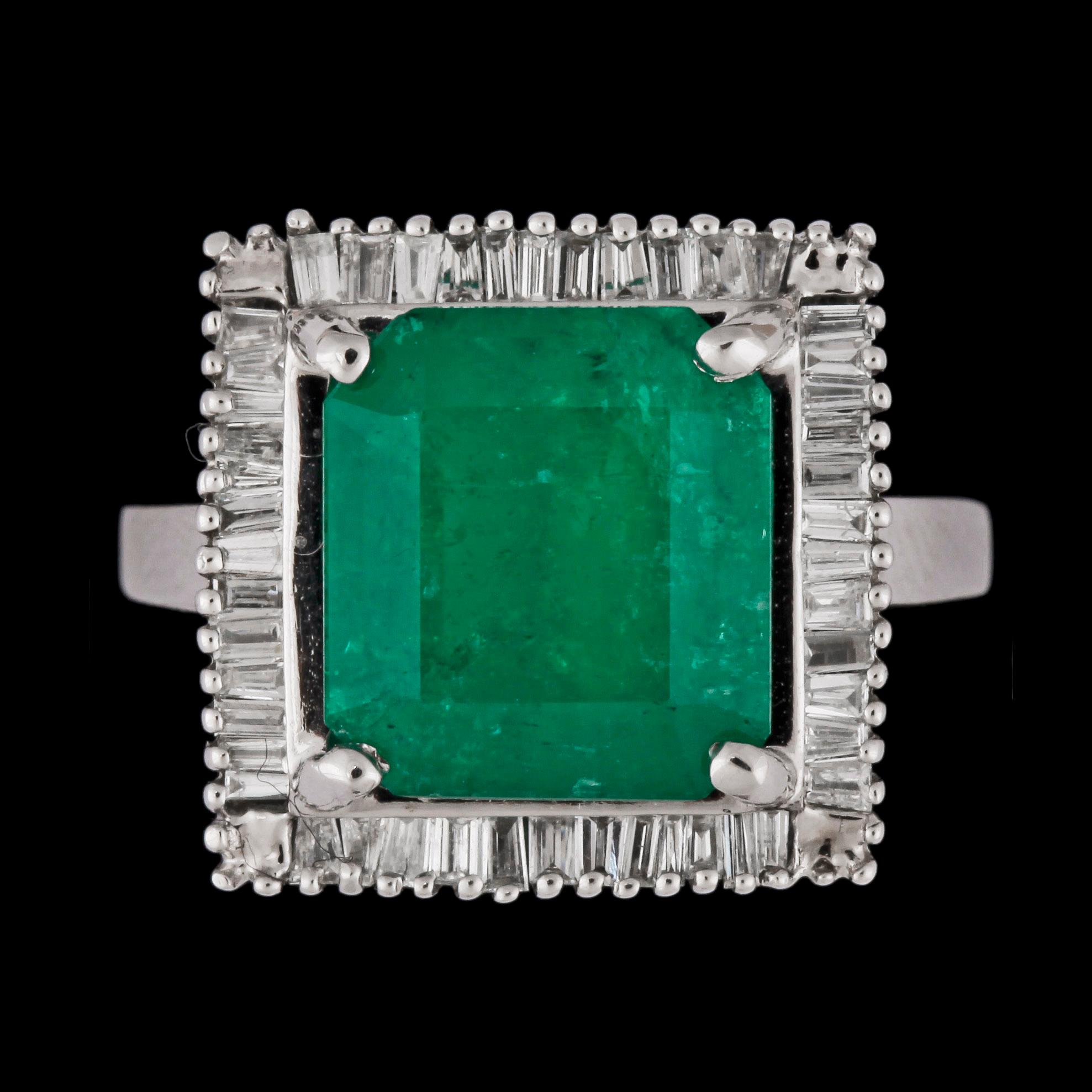 RING, trappslipad smaragd, ca 4.50 ct med baguetteslipade diamanter, tot. ca 1 ct.
