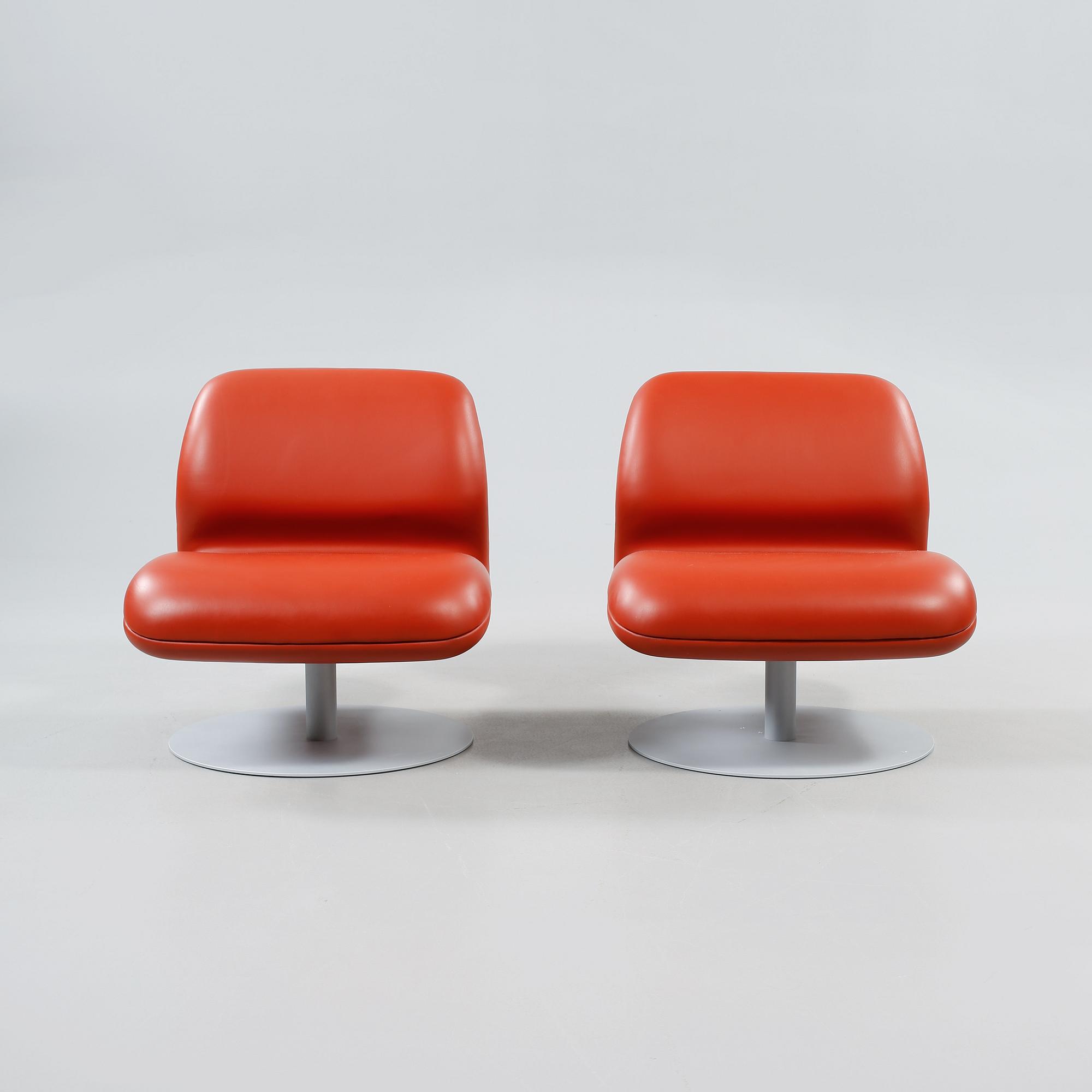 SNURRFÅTÖLJER, ett par, "Attitude", Morten Voss, Fritz Hansen, 2000-tal.