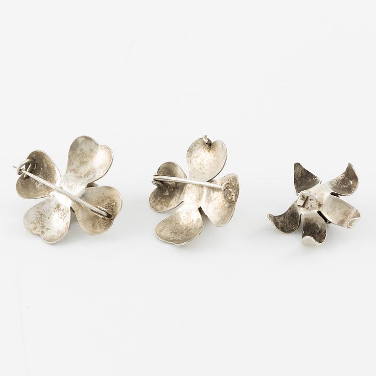 Two brooches and a button, silver, flower-shaped.