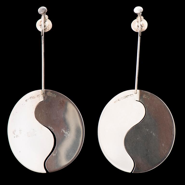 A PAIR OF PAULA HÄIVÄOJA EARRINGS, silver, 1968.