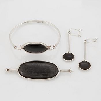 149. Vivianna Torun Bülow-Hübe, set om armring, brosch samt örhängen, ett par, egen verkstad sannolikt 1980-tal, sterling.