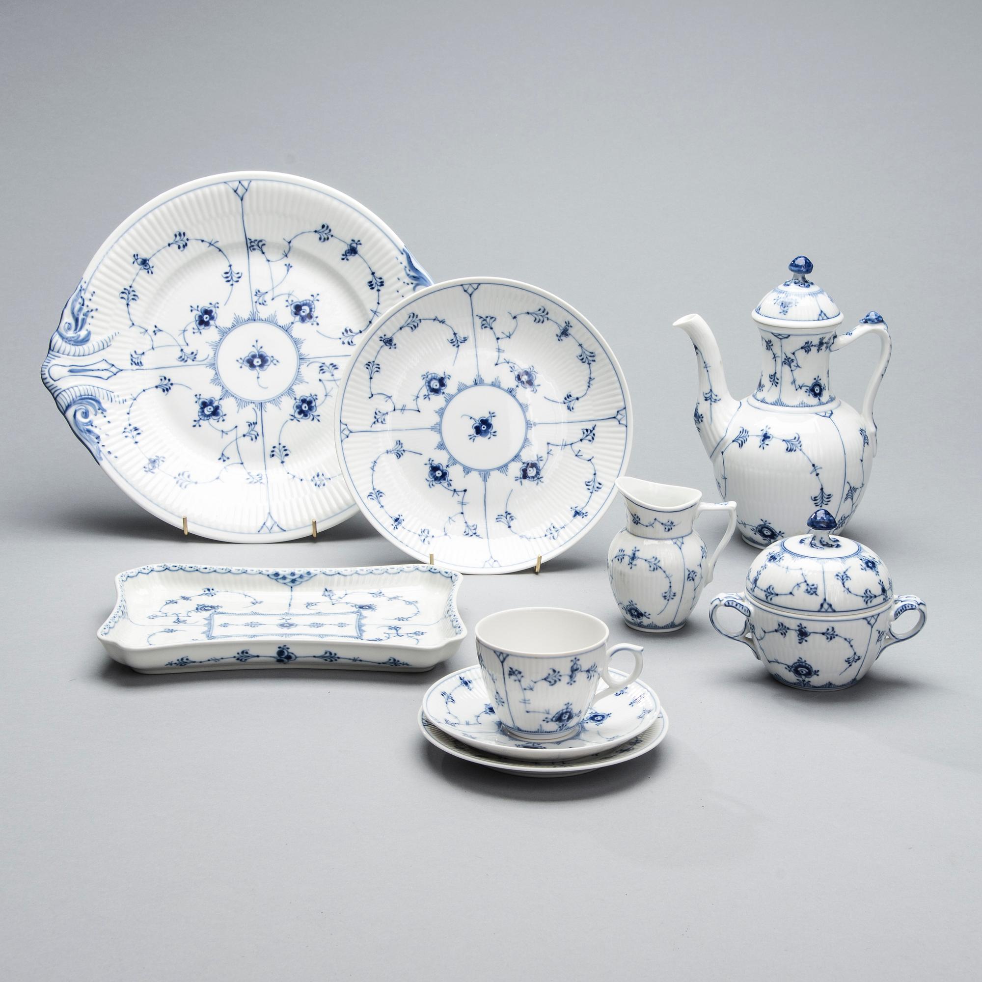 KAFFESERVIS, 30 delar, porslin, "Musselmalet", Royal Copenhagen 1950-60-tal.