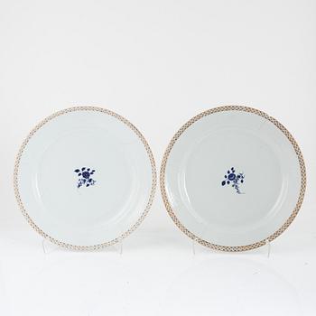 A pair of enamelled Chinese export porcelain dishes, Qing dynasty, Jiaqing (1796-1820).