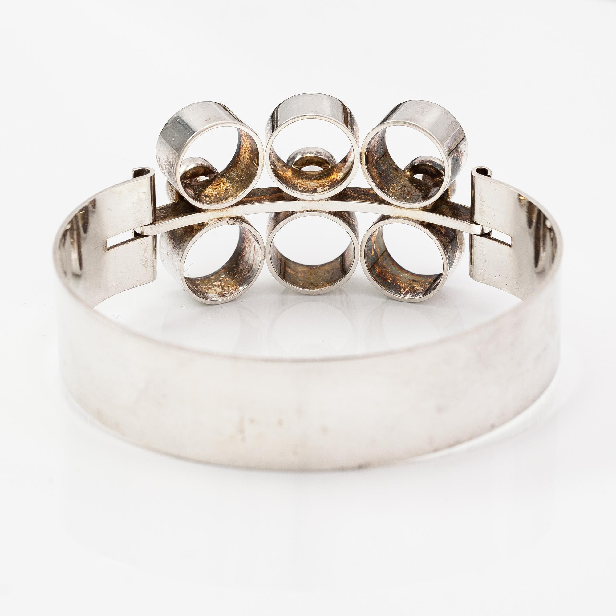 A silver bracelet with synthetic spinelles. Salovaara Ky kultaseppä, Kaarina 1966.