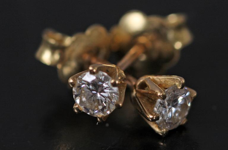 ÖRHÄNGE, ett par. 18 K guld med diamanter tot 0.2 ct.
