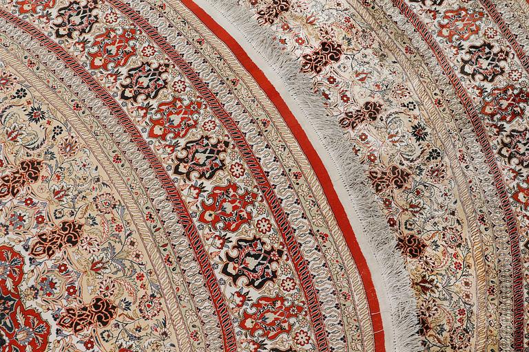Carpet, Oriental, silk, diameter 256 cm.