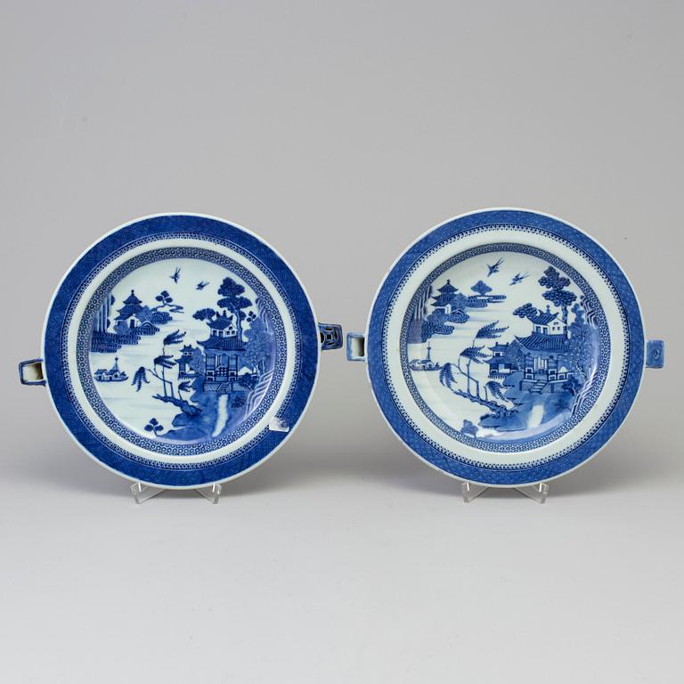 A pair of blue and white export porcelain hot warmer dishes, Qing dynasty, Qianlong (1736-95).