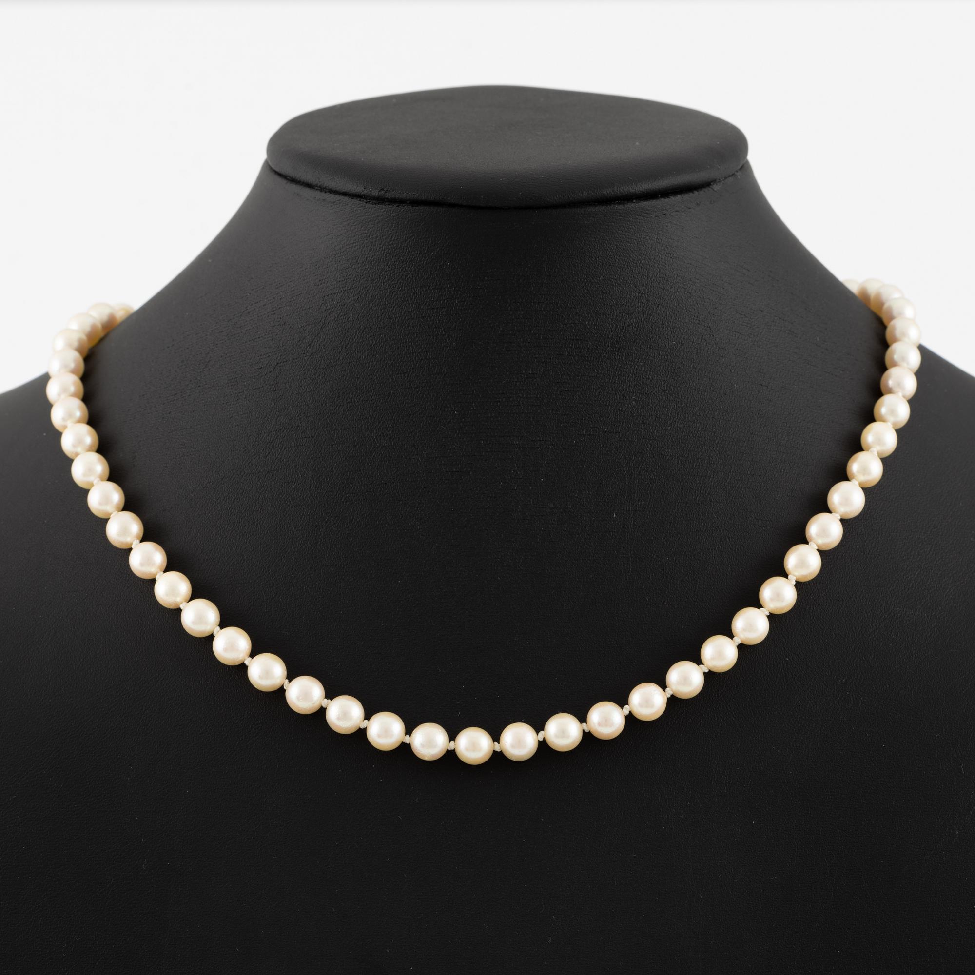 Pärlcollier med odlade pärlor, silverlås med cabochonslipad ametist.