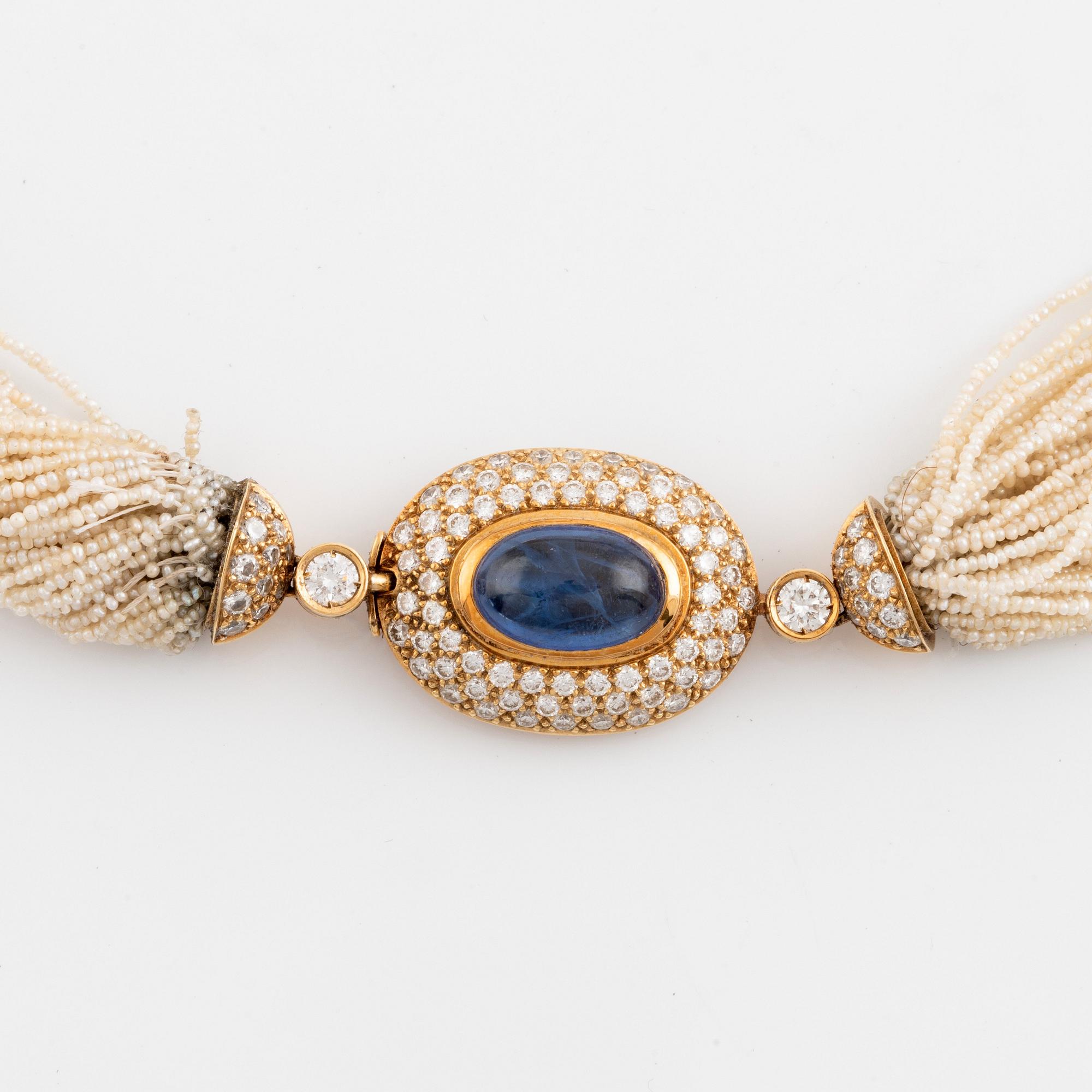 Flerradig collier seedpärlor och ett par örhängen.