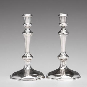 A pair of English early 18th century silver candlesticks, mark of Thomas Merry I, London 1712.