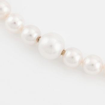 Four cultured pearl necklaces, Gaudy.